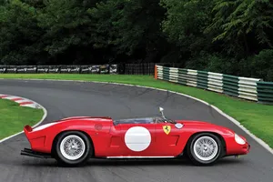 Ferrari 268 SP de 1962, uno de los modelos pioneros de la marca de motor central