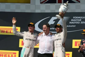 Hamilton saca de quicio a Rosberg dentro y fuera de la pista