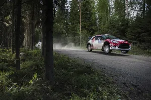 Kris Meeke acaricia el triunfo en el Rally de Finlandia