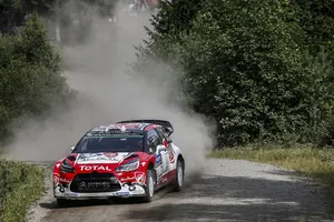 Kris Meeke lidera en Finlandia entre pinchazos y errores