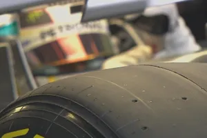 Lewis Hamilton repite en cabeza tras los problemas de Rosberg