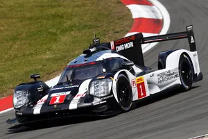 Porsche lanza un primer aviso de su poder en Nürburgring