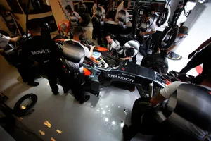 Alonso y Hamilton, sancionados por cambio de motor