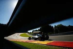 Rosberg evita la pole de Verstappen