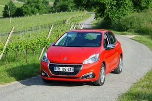 Francia - Julio 2016: El Peugeot 208 recupera el primer puesto