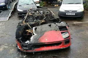 Un Ferrari F40 es pasto de las llamas tras ser restaurado por completo