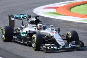Otra mala salida condena a Hamilton y corona a Rosberg