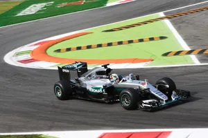 Hamilton y Rosberg se marcan de cerca en Monza