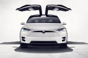 Tesla desactiva las medidas de seguridad de las puertas Falcon del Model X