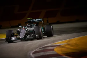 Red Bull apura el pulso por la pole a Mercedes