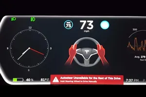 Así es como castiga el Autopilot 8.0 de Tesla a los conductores que no le hacen caso