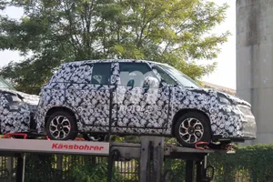 Fiat 500L 2018: primeras fotos espía de la renovación del monovolumen urbano
