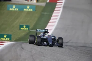 Hamilton gana, pero Rosberg no falla