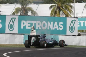 Mercedes localiza el fallo del motor de Hamilton