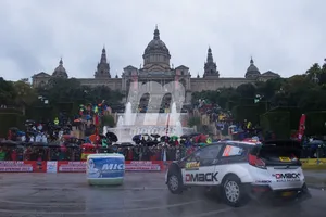 Ott Tänak conquista la mojada montaña de Montjuïc