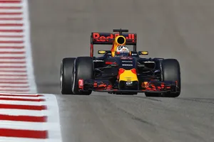 Red Bull divide su estrategia para presionar a Mercedes