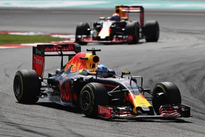 Ricciardo lidera el doblete de Red Bull y Rosberg vislumbra el título