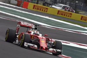 Un deslenguado Vettel deja atrás a los Mercedes por 4 milésimas