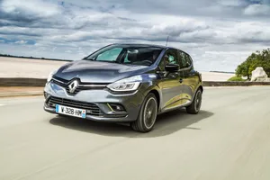 España - Septiembre 2016: El Renault Clio vence y el Seat Ateca convence