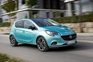 Holanda - Septiembre 2016: Triplete de Opel en un mercado menguante