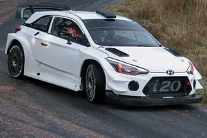 El Hyundai i20 WRC de 2017 queda casi al descubierto