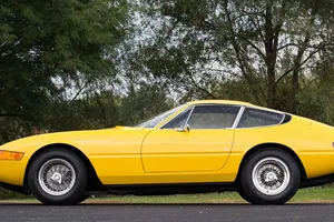 Un Ferrari Daytona triunfa entre los muscle cars míticos de Dallas 2016