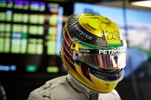 Hamilton suda para llevarse la pole sobre Rosberg