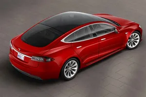 Tesla elimina en silencio la versión P90D y añade nueva opción de techo acristalado