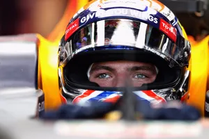 Verstappen se cuela entre Hamilton y Rosberg