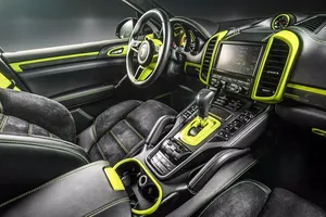 Carlex Design crea un interior poco discreto para un Porsche Cayenne S