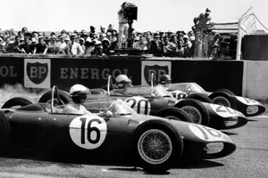 Ferrari vuelve a triunfar en otra trágica lucha entre compañeros