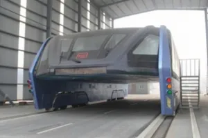 El enorme fiasco del futurista autobús elevado chino