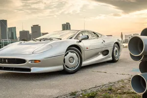 Jaguar XJ220 a estrenar con menos de 800 kms a la venta... ¡en eBay!