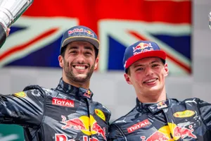 Ricciardo, "campeón de campesinos", considera buena para él la atención hacia Verstappen