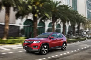 Brasil - Noviembre 2016: El nuevo Jeep Compass enseña los dientes