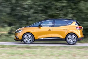 Francia - Diciembre 2016: El Renault Scénic acecha el Top 5