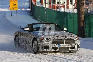 El BMW Z5 Roadster 2018 se descapota en mitad de una carretera nevada