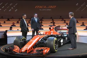 Boullier junto al nuevo McLaren MCL32: "Puedo decir que volveremos a ganar"