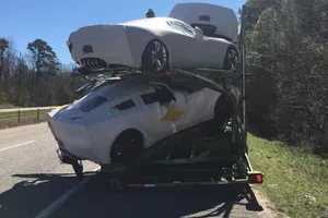 Varios Corvette Z06 destrozados tras golpearse el camión que los llevaba