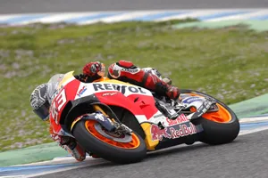 Marc Márquez se disloca el hombro (sin consecuencias) en Jerez