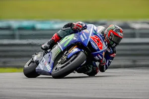 Maverick Viñales da un golpe en la mesa en los test de Phillip Island