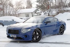 Bentley Continental GT: cazado con nuevo alerón trasero y un curioso camuflaje azul