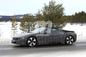 El BMW i8 Spyder retoma sus pruebas junto a su hermano coupé 