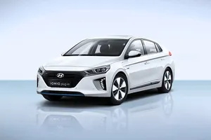 Hyundai IONIQ Plug-in: la familia da la bienvenida al híbrido enchufable