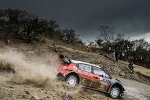 Kris Meeke reina en el caos del Rally de México