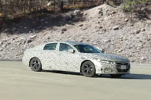 Honda Accord 2018: ahora con menos camuflaje nos enseña su parecido con el Civic