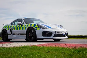 La policía de Norfolk estrena nueva arma: suma a su flota un Porsche Cayman GT4