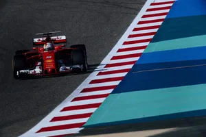 Vettel domina, con susto, también de noche