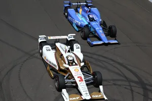 Castroneves comanda el Carb Day: Alonso 5º, pero Honda vuelve a fallar