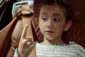 ¿Qué pasa al juntar una niña, un coche de lujo y un moco? Descúbrelo con Sixt